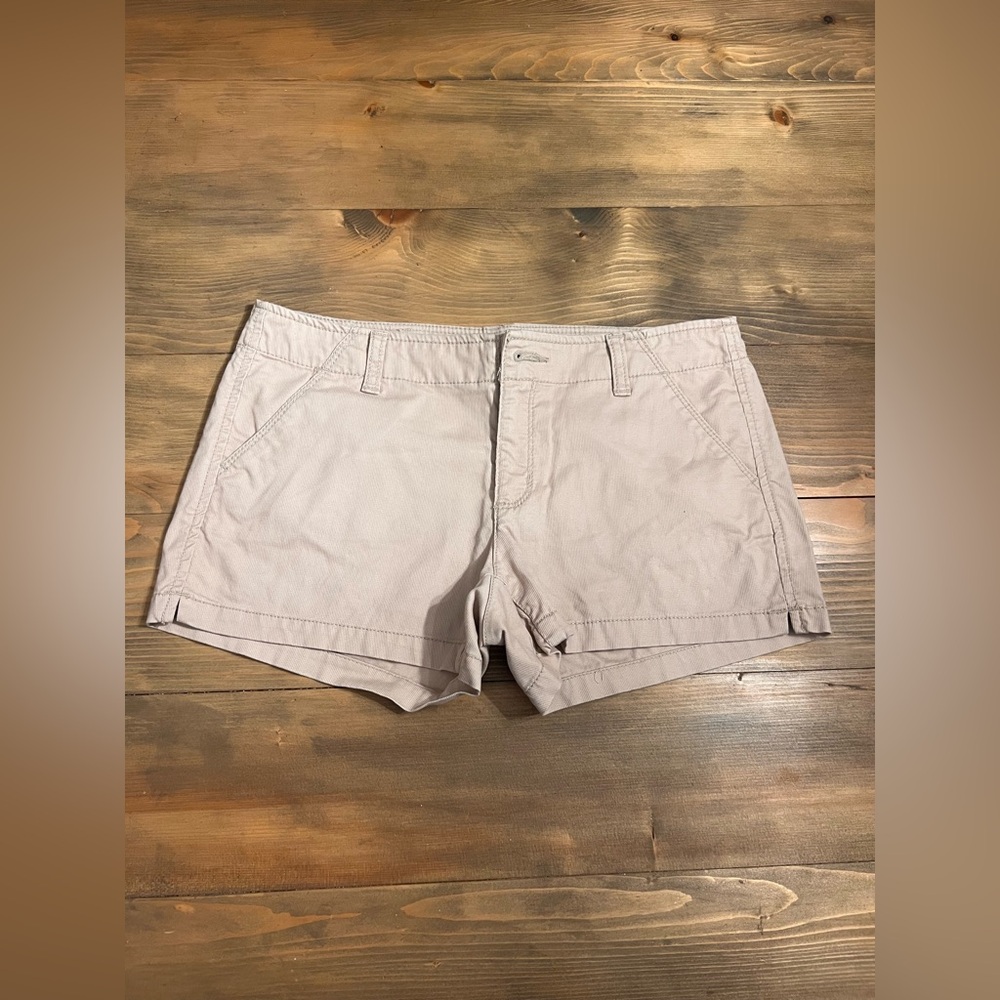 Arizona Jean Company Chino Shorts Women's/Juniors Size 5 Beige / cream Low-Rise